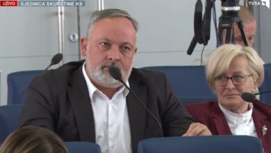 Rasprava u Skupštini KS: Dević upozorio na nepravilnosti u radu, isključen mu mikrofon