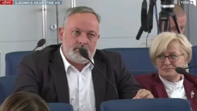 Rasprava u Skupštini KS: Dević upozorio na nepravilnosti u radu, isključen mu mikrofon