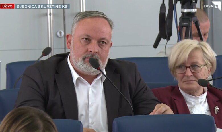 Rasprava u Skupštini KS: Dević upozorio na nepravilnosti u radu, isključen mu mikrofon