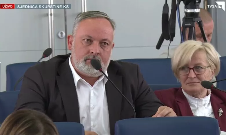 Rasprava u Skupštini KS: Dević upozorio na nepravilnosti u radu, isključen mu mikrofon
