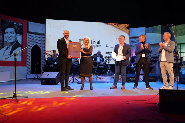 Azmir Halilović iz Ilijaša dobitnik Plakete Safet Isović za izvedbu pjesme »Mejro dušo«