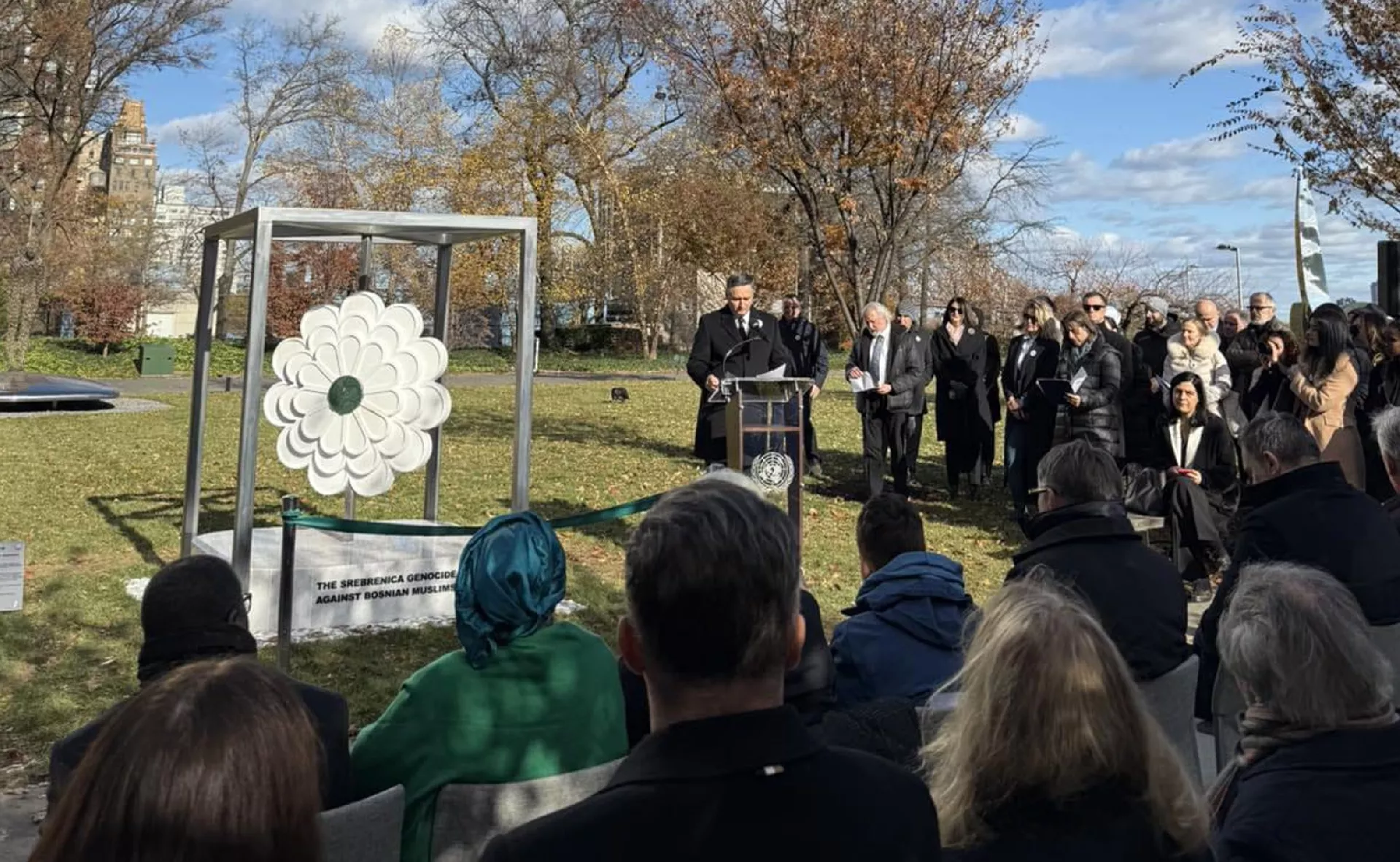 Ispred sjedišta UN-a otkriven ‘Cvijet Srebrenice