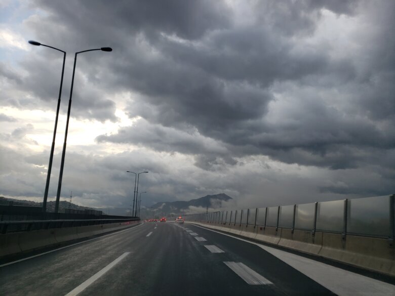 Oblačno vrijeme sa kišom, na planinama snijeg