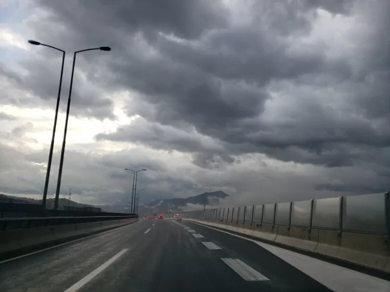 Oblačno vrijeme sa kišom, na planinama snijeg