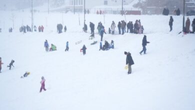 Djeca na bh planini Bjelašnica uživaju u prvom ovogodišnjem sankanju