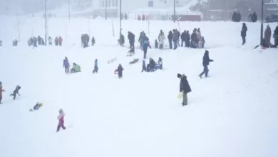 Djeca na bh planini Bjelašnica uživaju u prvom ovogodišnjem sankanju