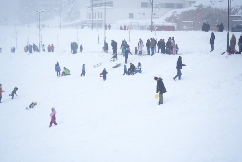 Djeca na bh planini Bjelašnica uživaju u prvom ovogodišnjem sankanju