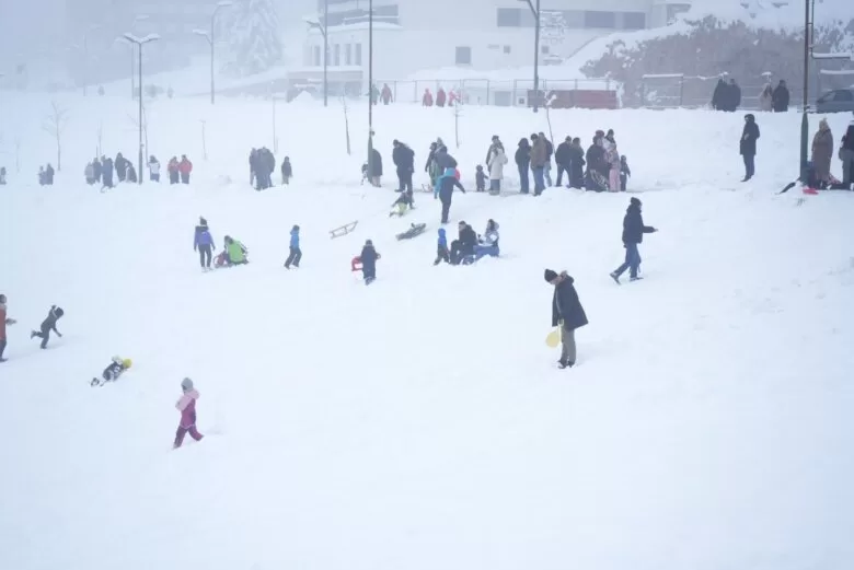 Djeca na bh planini Bjelašnica uživaju u prvom ovogodišnjem sankanju