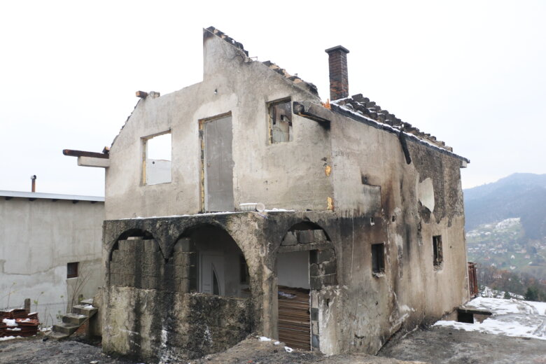 Porodici Mujić u Semizovcu požar uništio sve što su imali