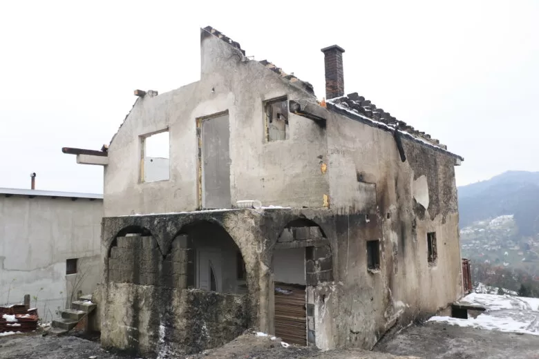 Porodici Mujić u Semizovcu požar uništio sve što su imali