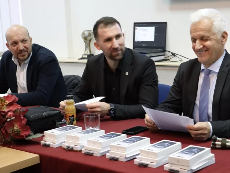 Podrška Samostalnosti Slijepih Osoba: Ministar Delić Uručio Mobitele U Udruženju Slijepih Ks