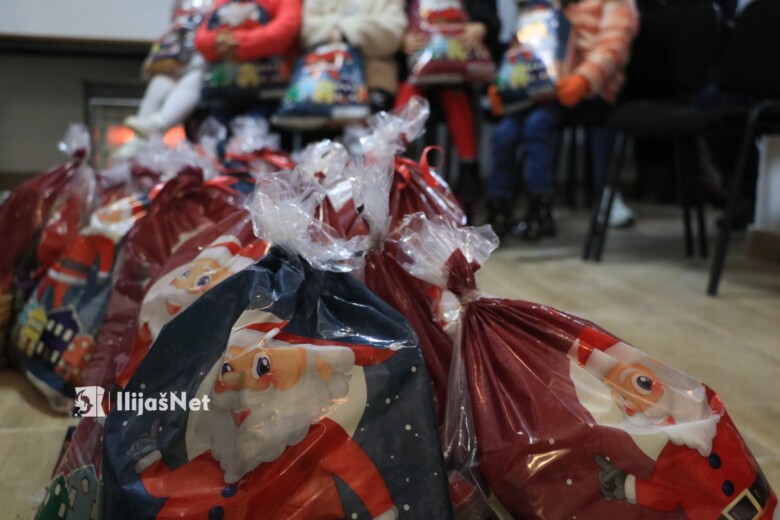 Mz Gajevi Organizovala Podjelu Novogodišnjih Paketića Za Djecu