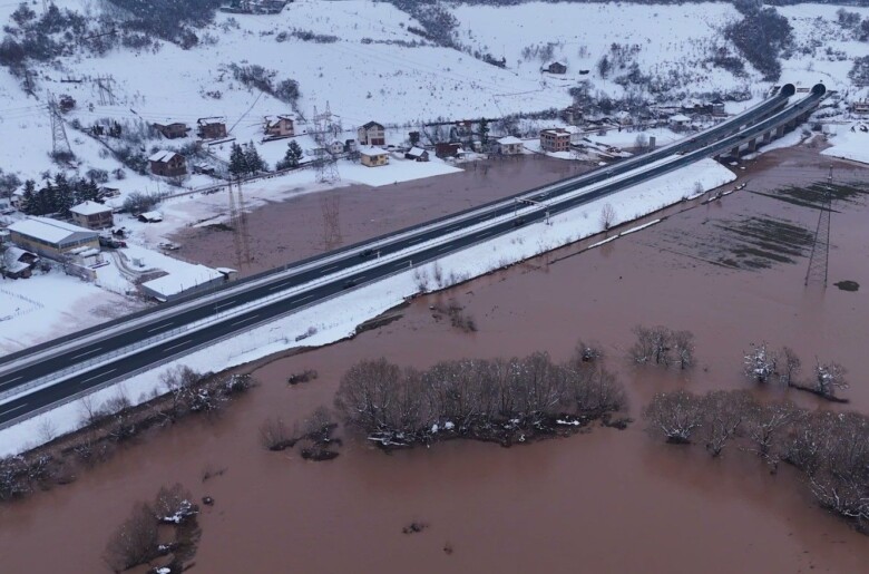 U Rajlovcu Bosna poplavila dvorišta kompanija, stigla na nekoliko metara od kuća