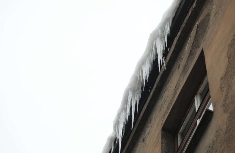 Upozorenje KUCZ o obavezi uklanjanja snijega i ledenica s krovova objekata