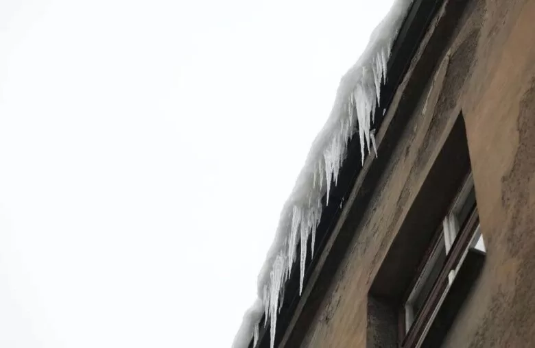 Upozorenje KUCZ o obavezi uklanjanja snijega i ledenica s krovova objekata