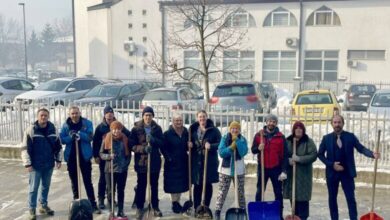 FOTO: Uposlenici OŠ „Hašim Spahić“ očistili školsko dvorište od snijega