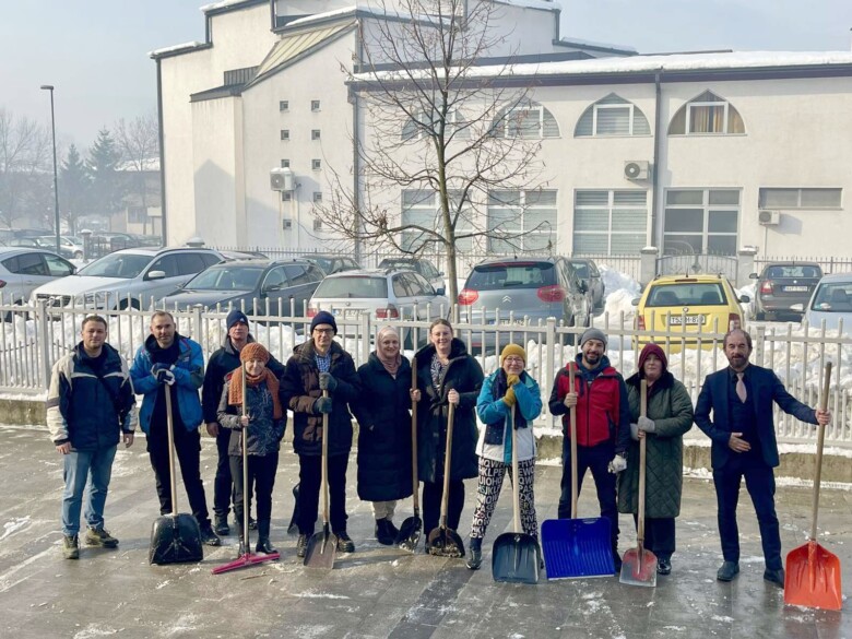FOTO: Uposlenici OŠ „Hašim Spahić“ očistili školsko dvorište od snijega