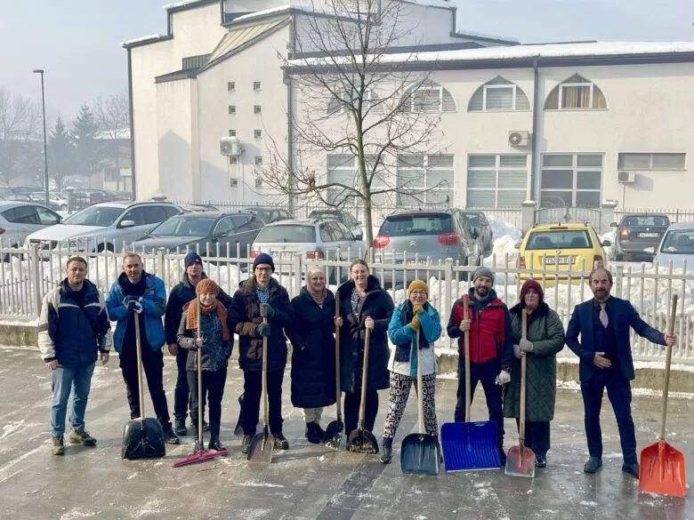 FOTO: Uposlenici OŠ „Hašim Spahić“ očistili školsko dvorište od snijega