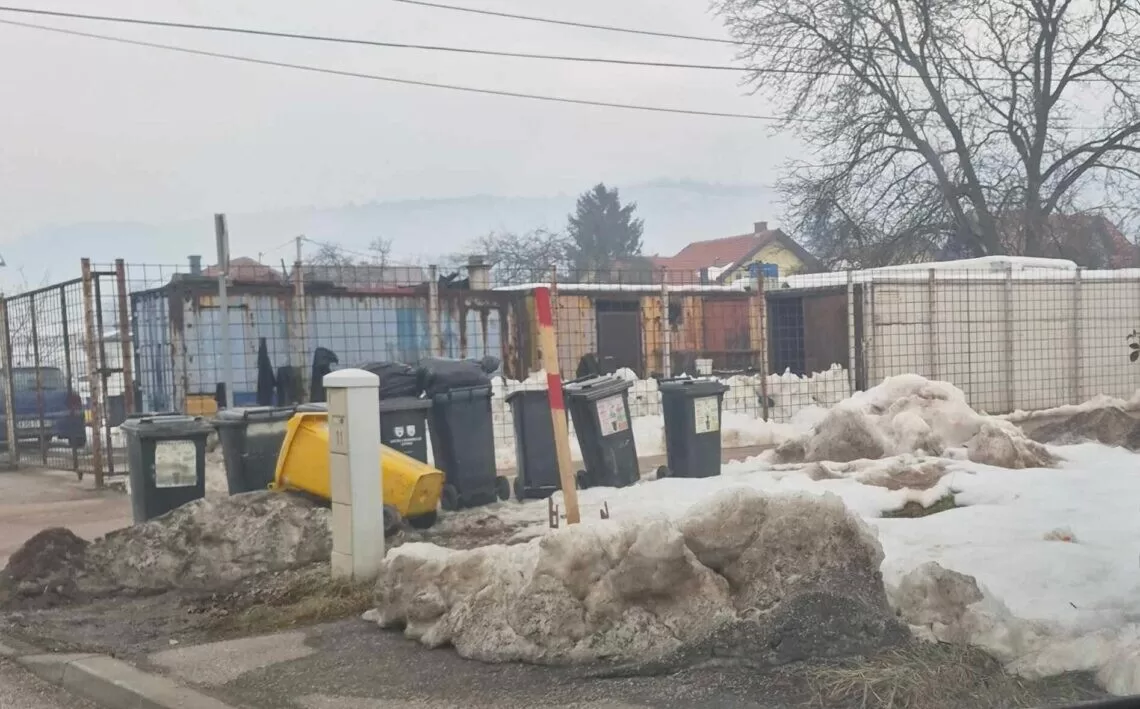 Neredovan odvoz smeća u Lješevu: Kante pune danima, građani traže odgovor
