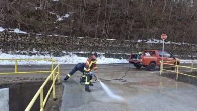 Očišćen trotoar do Osnovne škole u Srednjem uoči početka drugog polugodišta