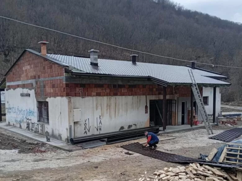 Postavljanjem novog krova završena prva faza rekonstrukcije Društvenog doma u Ljubini