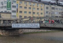 Na Skenderiji osvanuo transparent podrške djevojci kojoj je amputirana noga: “Borba za pravdu, Ella izdrži”