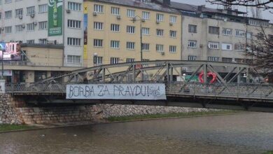 Na Skenderiji osvanuo transparent podrške djevojci kojoj je amputirana noga: “Borba za pravdu, Ella izdrži”