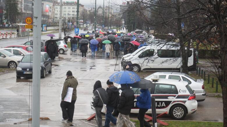 Protest građana ispred Zemaljskog muzeja: Blokirana glavna ulica u oba pravca, građani traže odgovornost