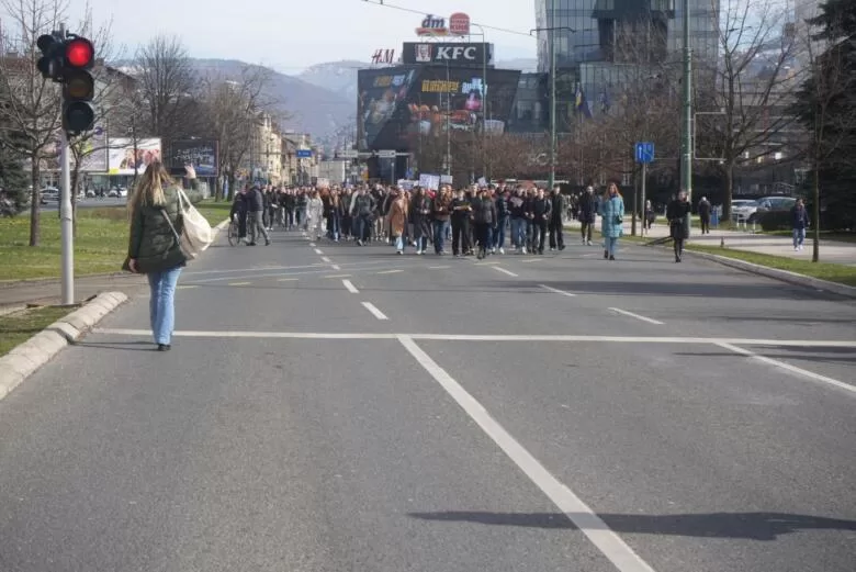 Četvrti dan protesta u Sarajevu: Građani traže pravdu za stradale