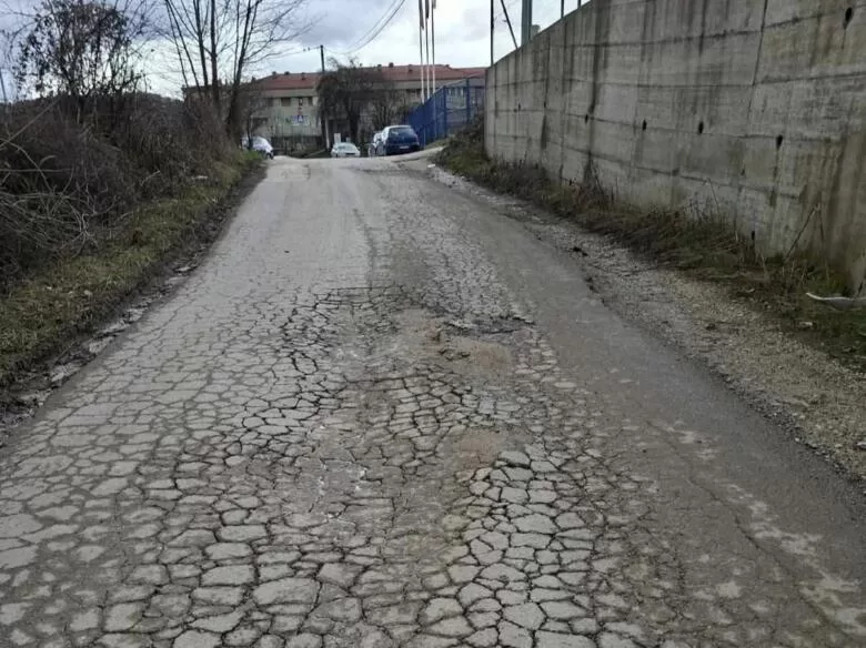 Mještani traže hitnu sanaciju oštećenog puta u Industrijskoj zoni Željezara