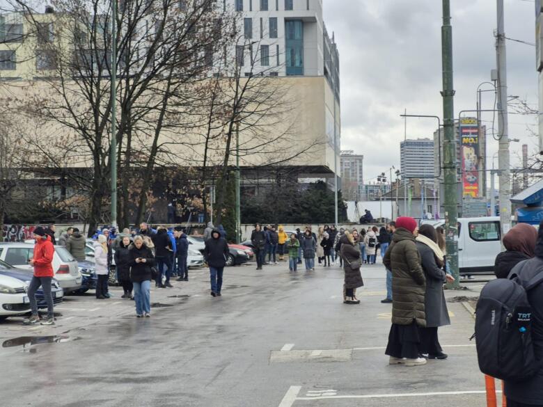 Počelo okupljanje građana ispred Zemaljskog muzeja BiH