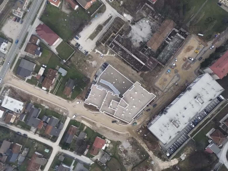 FOTO: Napreduju radovi na izgradnji nove saobraćajnice i parkinga u ulici 126. Ilijaške brigade