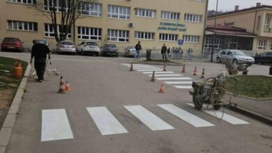 Završeno ocrtavanje pješačkih prijelaza i uređenje autobuske zone kod škole”Hašim Spahić”