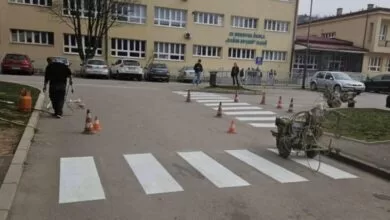 Završeno ocrtavanje pješačkih prijelaza i uređenje autobuske zone kod škole”Hašim Spahić”