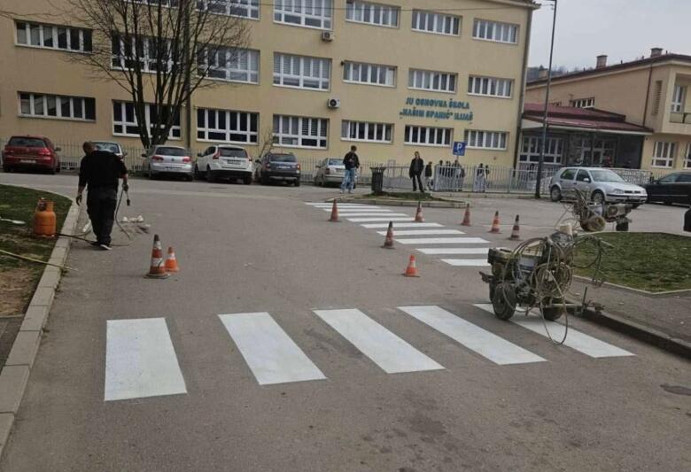 Završeno ocrtavanje pješačkih prijelaza i uređenje autobuske zone kod škole”Hašim Spahić”