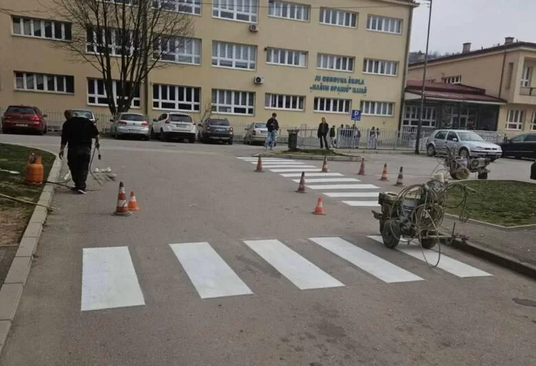 Završeno ocrtavanje pješačkih prijelaza i uređenje autobuske zone kod škole”Hašim Spahić”