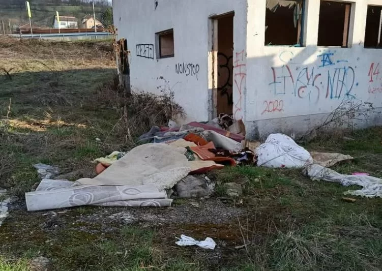 Divlja deponija u Starom Ilijašu stotinjak metara od škole