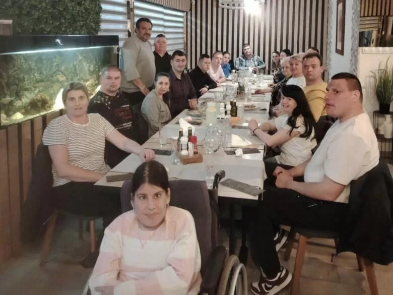 Toplina i dobrota na zajedničkom iftaru: Lijep gest prijatelja Udruženja „Budi mi drug“