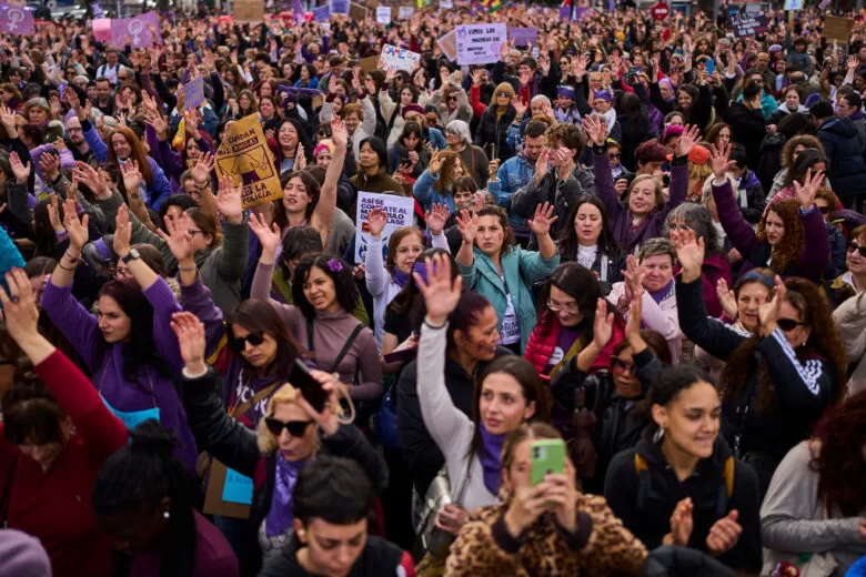 Europa obilježila 8. mart protestima: Desetine hiljada ljudi marširalo