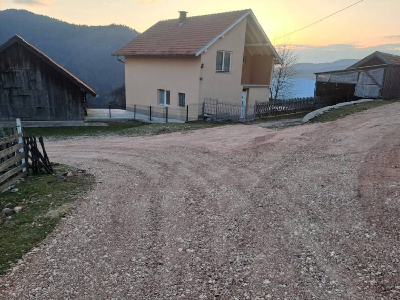 Uskoro asfaltiranje lokalnog puta i platoa ispred džamije u Medojevićima, MZ Srednje.