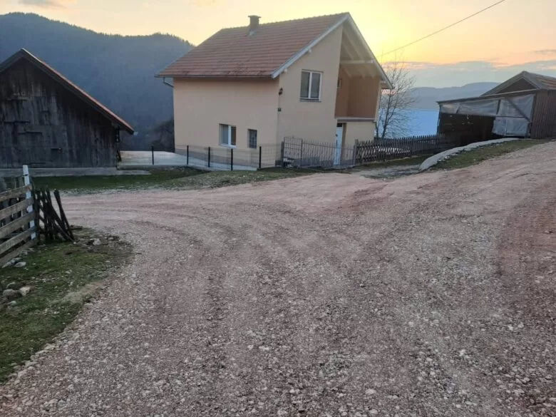 Uskoro asfaltiranje lokalnog puta i platoa ispred džamije u Medojevićima, MZ Srednje.