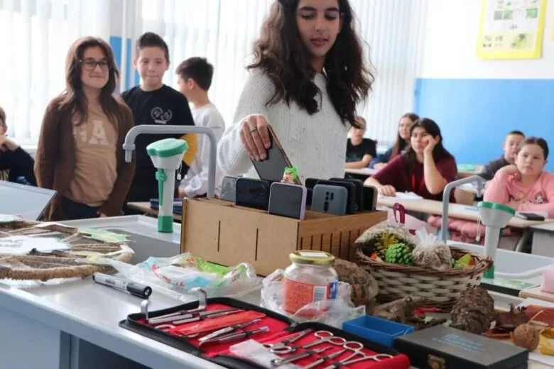 Vlada KS usvojila informaciju i stručne preporuke o upotrebi mobilnih telefona u školama