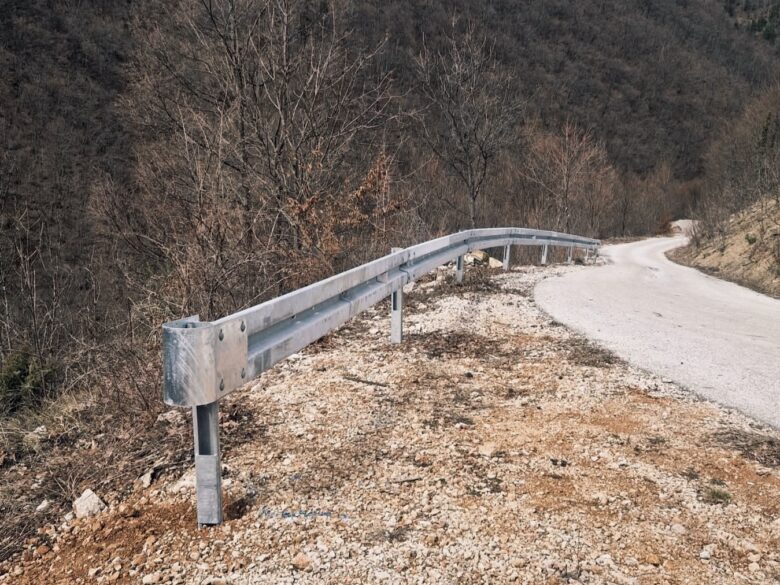 Postavljena zaštitna ograda na serpentinama prema Koritima u MZ Ljubina
