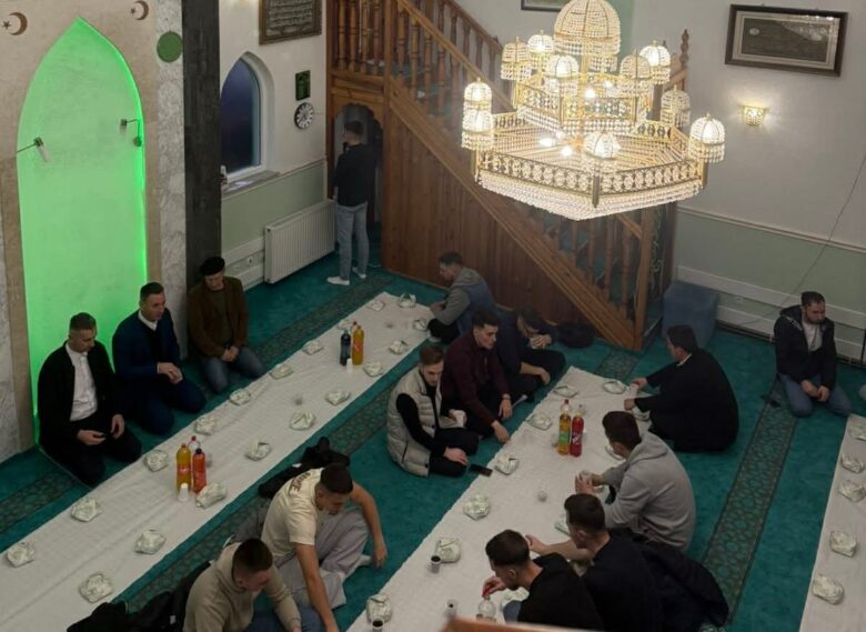 Omladinski iftar u džematu Striježevu okupio više od 100 mladih iz nekoliko gradova
