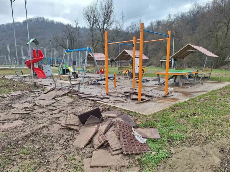 Igralište u Luci oštećeno: Mještani čekaju reakciju nadležnih