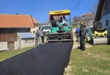 Počelo asfaltiranje puta i platoa ispred džamije u naselju Medojevići