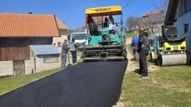 Počelo asfaltiranje puta i platoa ispred džamije u naselju Medojevići