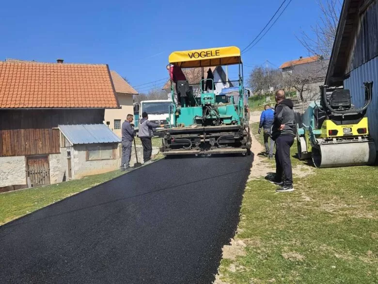 Počelo asfaltiranje puta i platoa ispred džamije u naselju Medojevići