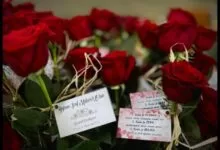 U džematu Podlugovi tradicionalna prodaja ruža poslije džume namaza za radost ženskih članova porodice