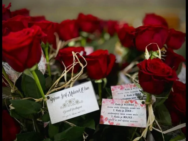 U džematu Podlugovi tradicionalna prodaja ruža poslije džume namaza za radost ženskih članova porodice